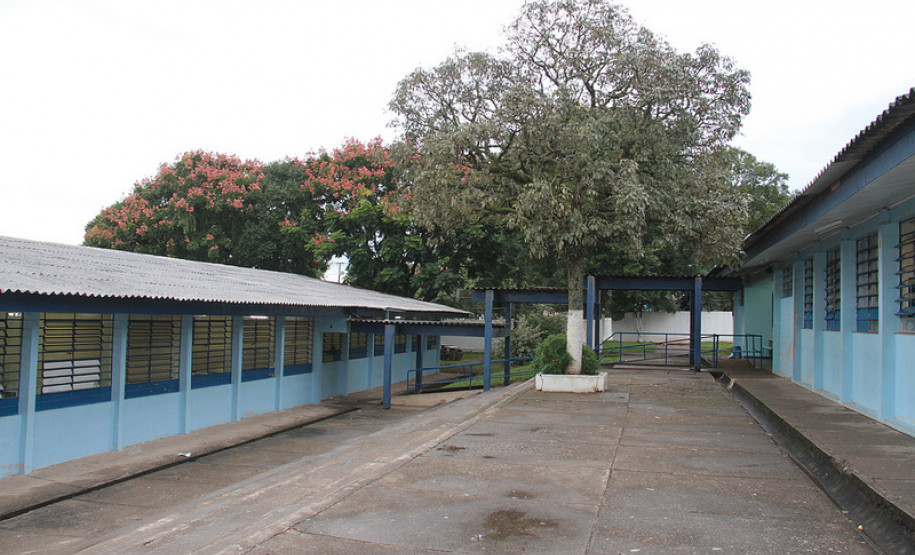Colégio Estadual Professora Dirce Celestino do Amaral<br />
<br />
Veja mais fotos em: <a href=" http://www.flickr.com/photos/flavioarns/sets/72157633096083763/ " target="_blank"> http://www.flickr.com/photos/flavioarns/ </a>