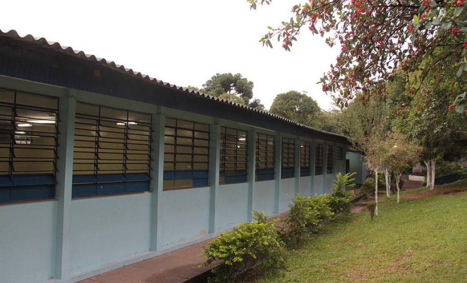 Colégio Estadual Professora Dirce Celestino do Amaral<br />
<br />
Veja mais fotos em: <a href=" http://www.flickr.com/photos/flavioarns/sets/72157633096083763/ " target="_blank"> http://www.flickr.com/photos/flavioarns/ </a>