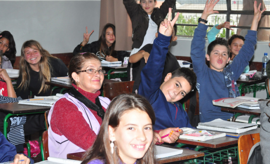 O respeito às diferenças é uma ação diária para os alunos do Colégio Estadual Desembargador Jorge Andriguetto, em Fazenda Rio Grande, na Região Metropolitana de Curitiba. Em várias turmas do ensino convencional estão matriculados 35 alunos e, dentre eles, encontram-se estudantes surdos, com baixa visão, cegueira, deficiência intelectual, deficiência física neuromotora, transtornos globais do desenvolvimento e altas habilidades (superdotação).
