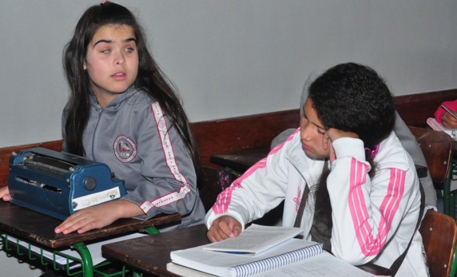 O respeito às diferenças é uma ação diária para os alunos do Colégio Estadual Desembargador Jorge Andriguetto, em Fazenda Rio Grande, na Região Metropolitana de Curitiba. Em várias turmas do ensino convencional estão matriculados 35 alunos e, dentre eles, encontram-se estudantes surdos, com baixa visão, cegueira, deficiência intelectual, deficiência física neuromotora, transtornos globais do desenvolvimento e altas habilidades (superdotação).