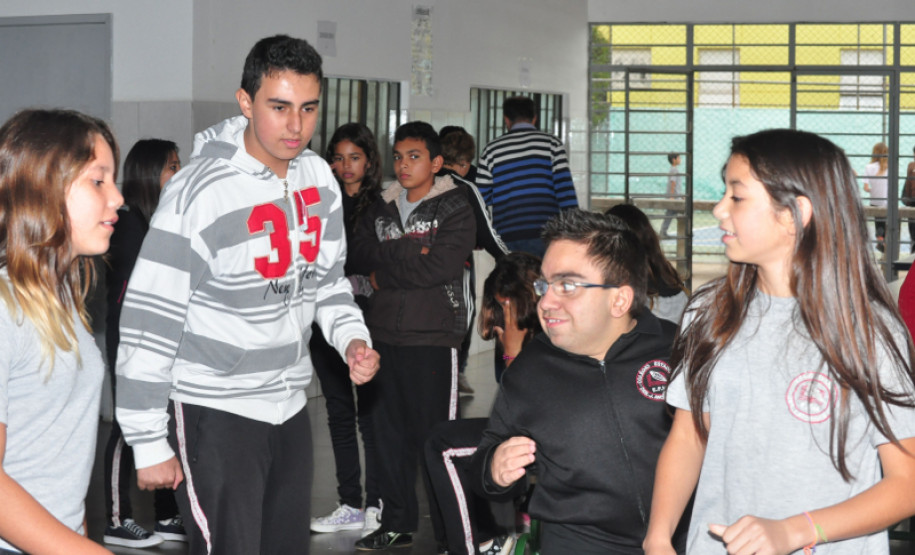 O respeito às diferenças é uma ação diária para os alunos do Colégio Estadual Desembargador Jorge Andriguetto, em Fazenda Rio Grande, na Região Metropolitana de Curitiba. Em várias turmas do ensino convencional estão matriculados 35 alunos e, dentre eles, encontram-se estudantes surdos, com baixa visão, cegueira, deficiência intelectual, deficiência física neuromotora, transtornos globais do desenvolvimento e altas habilidades (superdotação).