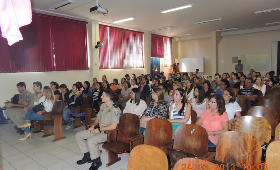 Foi realizado na última semana de março, no Colégio Estadual de Campo Mourão, o Curso de capacitação da Brigada Escolar. O evento, que teve a presença dos soldados do Corpo de Bombeiros, capacitou 88 professores e diretores de escolas do Núcleo Regional de Educação (NRE) de Campo Mourão, além de instruir alunos em situações de emergência.