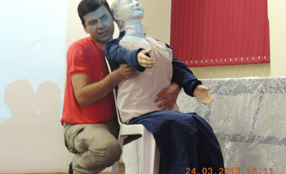 Foi realizado na última semana de março, no Colégio Estadual de Campo Mourão, o Curso de capacitação da Brigada Escolar. O evento, que teve a presença dos soldados do Corpo de Bombeiros, capacitou 88 professores e diretores de escolas do Núcleo Regional de Educação (NRE) de Campo Mourão, além de instruir alunos em situações de emergência.