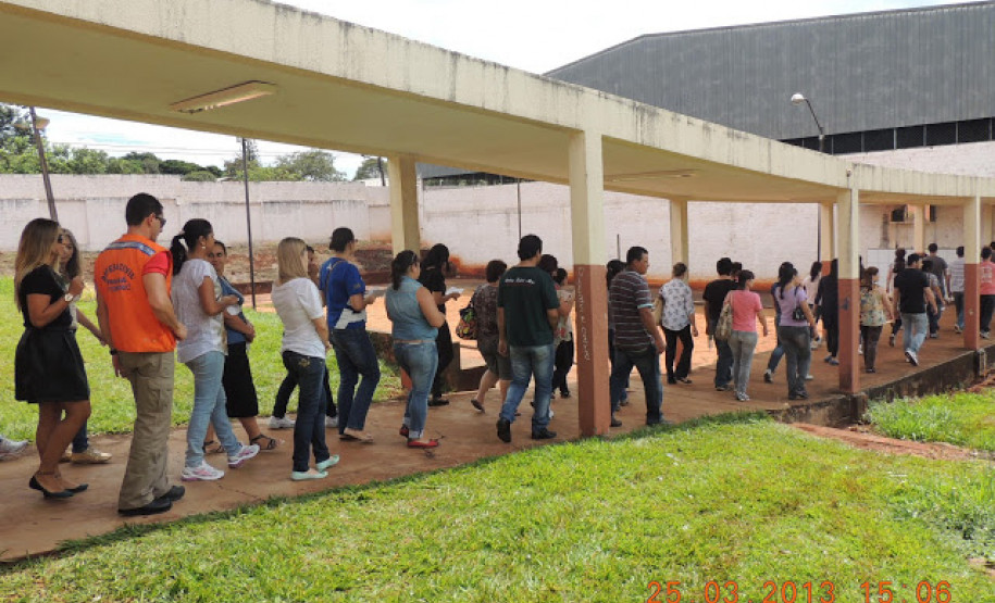 Foi realizado na última semana de março, no Colégio Estadual de Campo Mourão, o Curso de capacitação da Brigada Escolar. O evento, que teve a presença dos soldados do Corpo de Bombeiros, capacitou 88 professores e diretores de escolas do Núcleo Regional de Educação (NRE) de Campo Mourão, além de instruir alunos em situações de emergência.