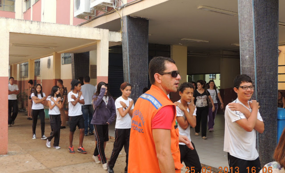 Foi realizado na última semana de março, no Colégio Estadual de Campo Mourão, o Curso de capacitação da Brigada Escolar. O evento, que teve a presença dos soldados do Corpo de Bombeiros, capacitou 88 professores e diretores de escolas do Núcleo Regional de Educação (NRE) de Campo Mourão, além de instruir alunos em situações de emergência.