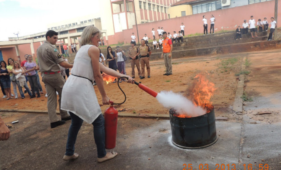 Foi realizado na última semana de março, no Colégio Estadual de Campo Mourão, o Curso de capacitação da Brigada Escolar. O evento, que teve a presença dos soldados do Corpo de Bombeiros, capacitou 88 professores e diretores de escolas do Núcleo Regional de Educação (NRE) de Campo Mourão, além de instruir alunos em situações de emergência.