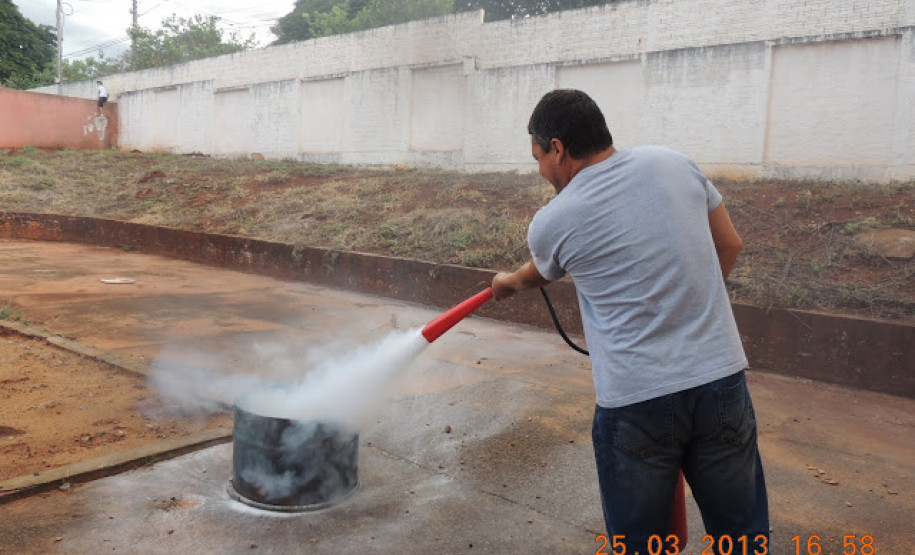 Foi realizado na última semana de março, no Colégio Estadual de Campo Mourão, o Curso de capacitação da Brigada Escolar. O evento, que teve a presença dos soldados do Corpo de Bombeiros, capacitou 88 professores e diretores de escolas do Núcleo Regional de Educação (NRE) de Campo Mourão, além de instruir alunos em situações de emergência.