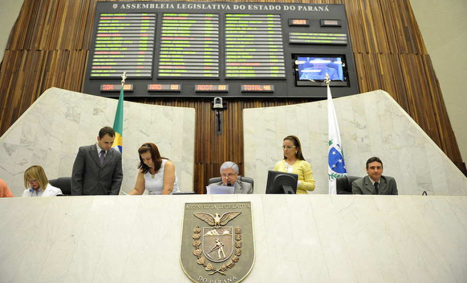Mesa diretora da Assembleia Legislativa do Paraná.