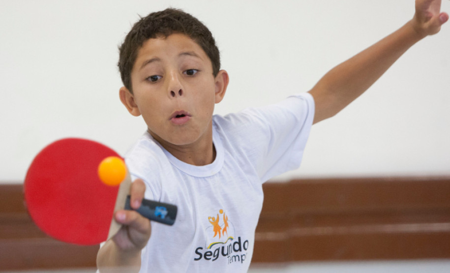 26-03-13 - Colegio Estadual Nilson Ribas na Rua Jaime Veiga no Seminario, aula de enis de mesa, Michel Jose da Silva. Foto: Hedeson Alves