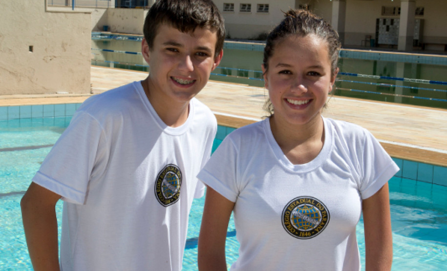 01-04-13 - Colégio Estadual do Paraná - Ronan Nunes Cordeiro de 15 anos do 2. ano e Tisbe Souza Andrade de 14 anos no 1. ano, alunos de natação.