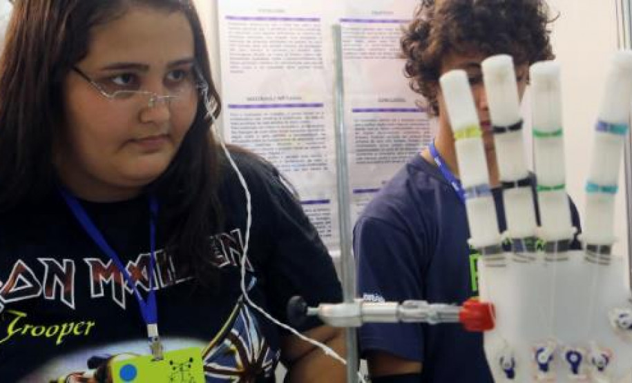 Estudantes do Colégio Estadual Vicente Rijo, em Londrina, participaram da Feira Brasileira de Ciências e Engenharia (Febrace), em São Paulo, com um experimento inusitado. Após quase um ano de pesquisa e experimentações, Cecília Valério Feliciano, 16, e Elias Justino de Oliveira Junior, 15, apresentaram o protótipo de uma mão biônica criada com matérias de baixo custo como uma proposta mais econômica em relação às próteses já existentes.