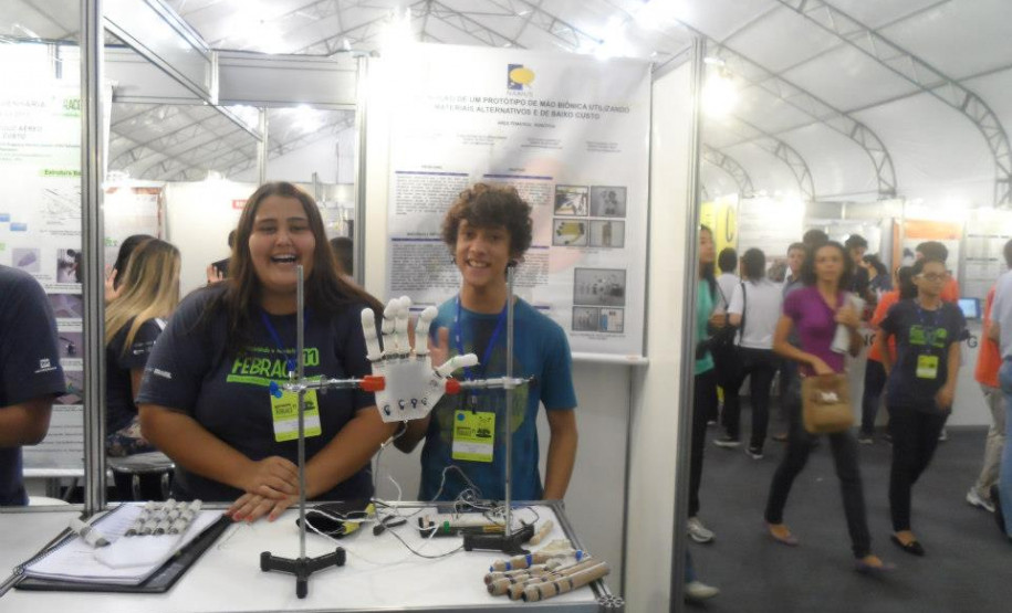 Estudantes do Colégio Estadual Vicente Rijo, em Londrina, participaram da Feira Brasileira de Ciências e Engenharia (Febrace), em São Paulo, com um experimento inusitado. Após quase um ano de pesquisa e experimentações, Cecília Valério Feliciano, 16, e Elias Justino de Oliveira Junior, 15, apresentaram o protótipo de uma mão biônica criada com matérias de baixo custo como uma proposta mais econômica em relação às próteses já existentes.
