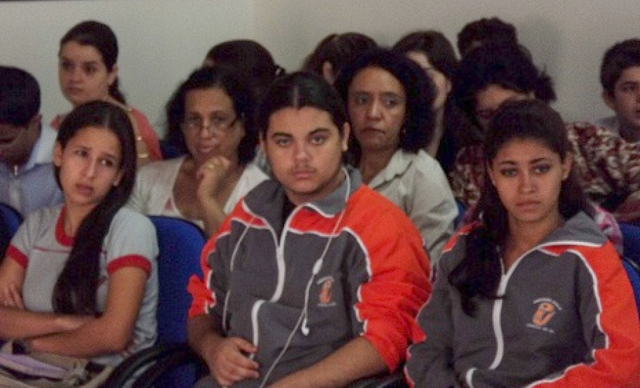 Cerca de 120 representantes dos Grêmios Estudantis de Apucarana e região estudaram o estatuto para organização e fortalecimento da associação.