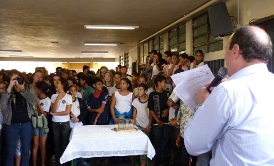 Comunidade comemora início de reformas em escola