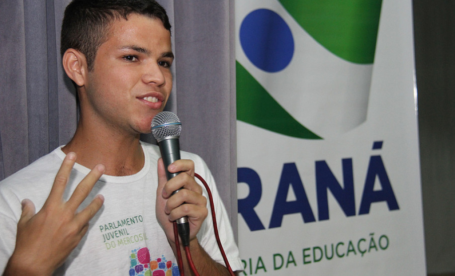 Diplomação de Grêmios Estudantis de Paranaguá, em dezembro do ano passado.<br />
<br />
Veja mais fotos em: <a href="http://www.flickr.com/photos/flavioarns/sets/72157632175319619/with/8248005682/" target="_blank">http://www.flickr.com/photos/flavioarns/</a>