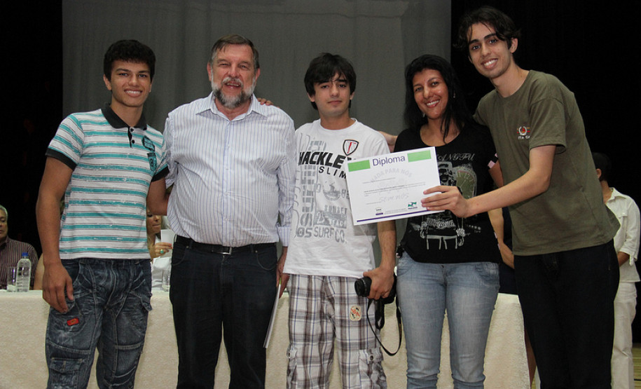 Diplomação de Grêmios Estudantis de Paranaguá, em dezembro do ano passado.<br />
<br />
Veja mais fotos em: <a href="http://www.flickr.com/photos/flavioarns/sets/72157632175319619/with/8248005682/" target="_blank">http://www.flickr.com/photos/flavioarns/</a>