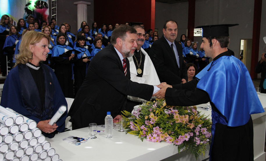 Formatura de Pedagogos pela Universidade Estadual de Ponta Grossa, ex-alunos da Vizivali. Cerimônia ocorreu nesta quinta-feira (4), em Ibaiti. <br />
<br />
Veja mais fotos em: <a href=" http://www.flickr.com/photos/flavioarns/sets/72157633170810214/ " target="_blank"> http://www.flickr.com/photos/flavioarns/ </a>