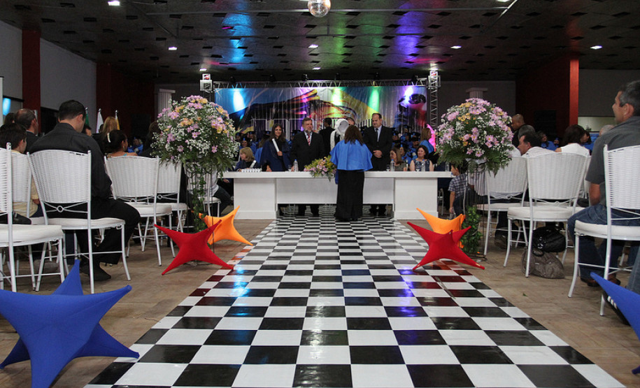 Formatura de Pedagogos pela Universidade Estadual de Ponta Grossa, ex-alunos da Vizivali. Cerimônia ocorreu nesta quinta-feira (4), em Ibaiti. <br />
<br />
Veja mais fotos em: <a href=" http://www.flickr.com/photos/flavioarns/sets/72157633170810214/ " target="_blank"> http://www.flickr.com/photos/flavioarns/ </a>