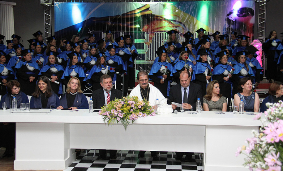 Formatura de Pedagogos pela Universidade Estadual de Ponta Grossa, ex-alunos da Vizivali. Cerimônia ocorreu nesta quinta-feira (4), em Ibaiti. <br />
<br />
Veja mais fotos em: <a href=" http://www.flickr.com/photos/flavioarns/sets/72157633170810214/ " target="_blank"> http://www.flickr.com/photos/flavioarns/ </a>