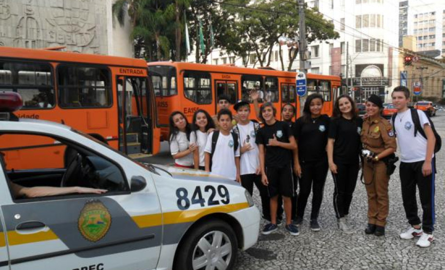 Projeto piloto da Patrulha Escolar movimenta alunos de Curitiba Estudantes do Colégio Pedro Macedo, em Curitiba, ganham passeio em pontos turísticos da cidade. A atividade foi o reconhecimento dos trabalhos desenvolvidos.