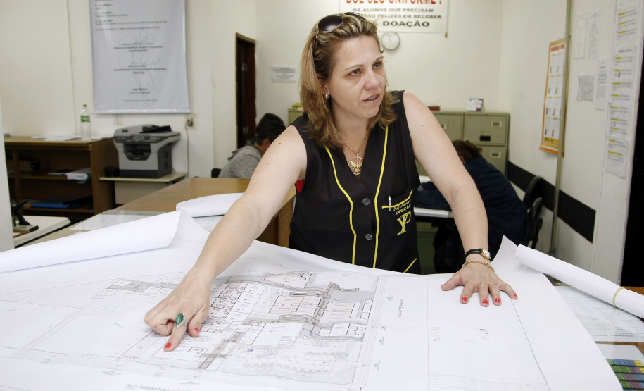 Comunidade acompanhará obras no Colégio Estadual Yvone Pimentel Colégio Estadual Yvone Pimentel. Na foto, a diretora Adriana Kampa.Curitiba, 08/04/2013.