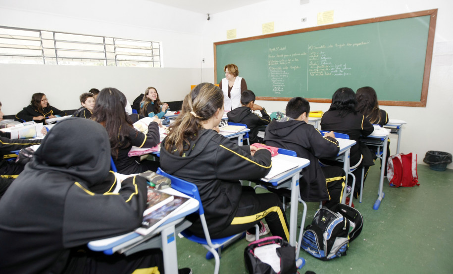 Comunidade acompanhará obras no Colégio Estadual Yvone Pimentel Colegio Estadual Yvone Pimentel, que será totalmente reconstruído seguindo um projeto decidido pelacomunidade escolar. Curitiba, 08/-4/2013.