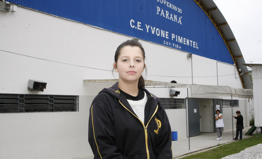 Comunidade acompanhará obras no Colégio Estadual Yvone Pimentel Colegio Estadual Yvone Pimentel. Na foto, a aluna Isabel Ventura, presidente do Gremio Kampa. Curitiba, 08/04/2013.