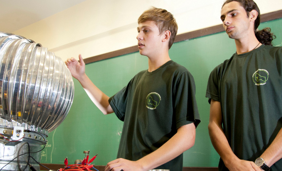 14-03-13 - CEEP NEwton Freire Maia - Alunos do quarto ano do curso Energia Alternativa, Rogério Vidolin de 17 anos e Eduardo Verlise da Silva de 17 anos.