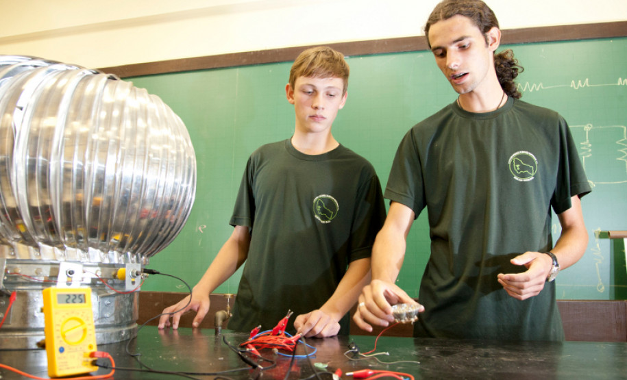 14-03-13 - CEEP NEwton Freire Maia - Alunos do quarto ano do curso Energia Alternativa, Rogério Vidolin de 17 anos e Eduardo Verlise da Silva de 17 anos.