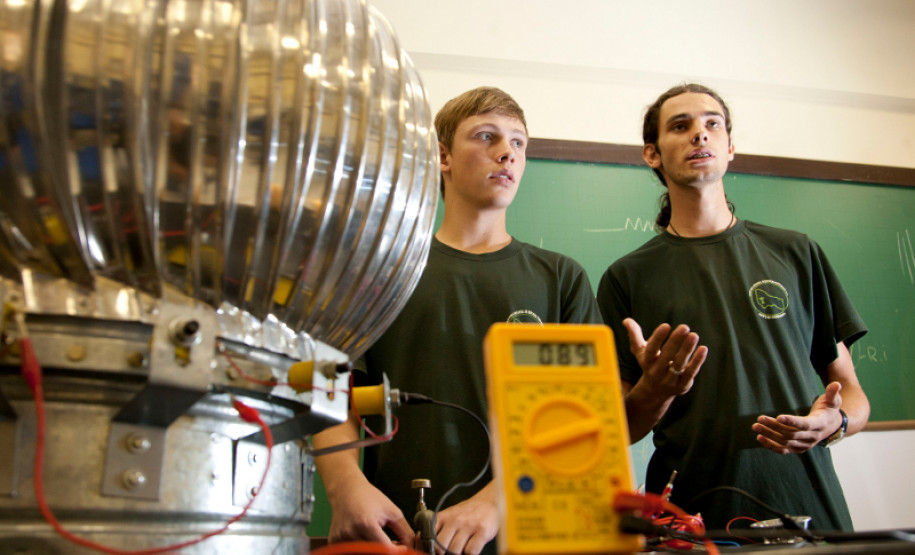 14-03-13 - CEEP NEwton Freire Maia - Alunos do quarto ano do curso Energia Alternativa, Rogério Vidolin de 17 anos e Eduardo Verlise da Silva de 17 anos.