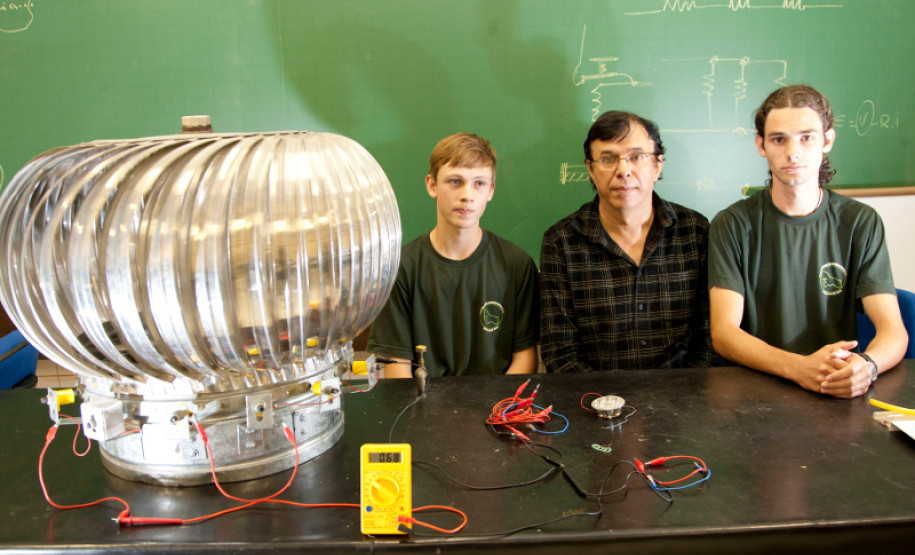 14-03-13 - CEEP NEwton Freire Maia - Alunos do quarto ano do curso Energia Alternativa, Rogério Vidolin de 17 anos e Eduardo Verlise da Silva de 17 anos e o coordenador do curso Reinaldo Strapasson.