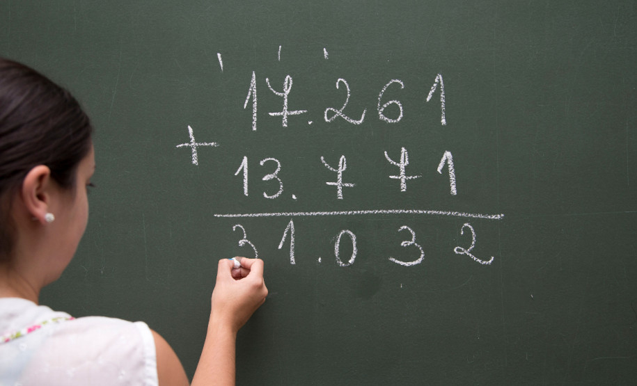 04-03-13 - Conta em quadro negro no Colégio Estadual Professor Lysímaco Ferreira da Costa.