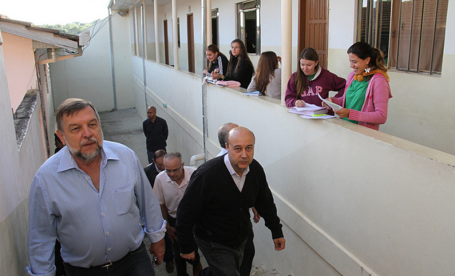 O Colégio Estadual Professor Francisco Camargo vai receber a ampliação de quatro salas de aula para aumentar o número de vagas. Atualmente a escola atende 1.400 alunos do ensino fundamental, médio e da Educação de Jovens e Adultos (EJA).<br />
<br />
Veja mais fotos em: <a href=" http://www.flickr.com/photos/flavioarns/sets/72157633201740153/" target="_blank"> http://www.flickr.com/photos/flavioarns/</a>