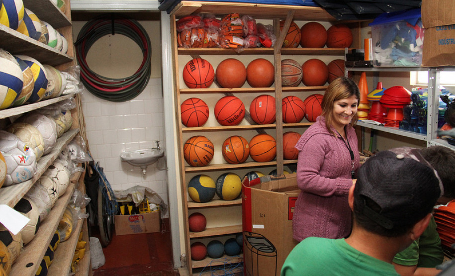 O Colégio Estadual Professor Francisco Camargo vai receber a ampliação de quatro salas de aula para aumentar o número de vagas. Atualmente a escola atende 1.400 alunos do ensino fundamental, médio e da Educação de Jovens e Adultos (EJA).<br />
<br />
Veja mais fotos em: <a href=" http://www.flickr.com/photos/flavioarns/sets/72157633201740153/" target="_blank"> http://www.flickr.com/photos/flavioarns/</a>