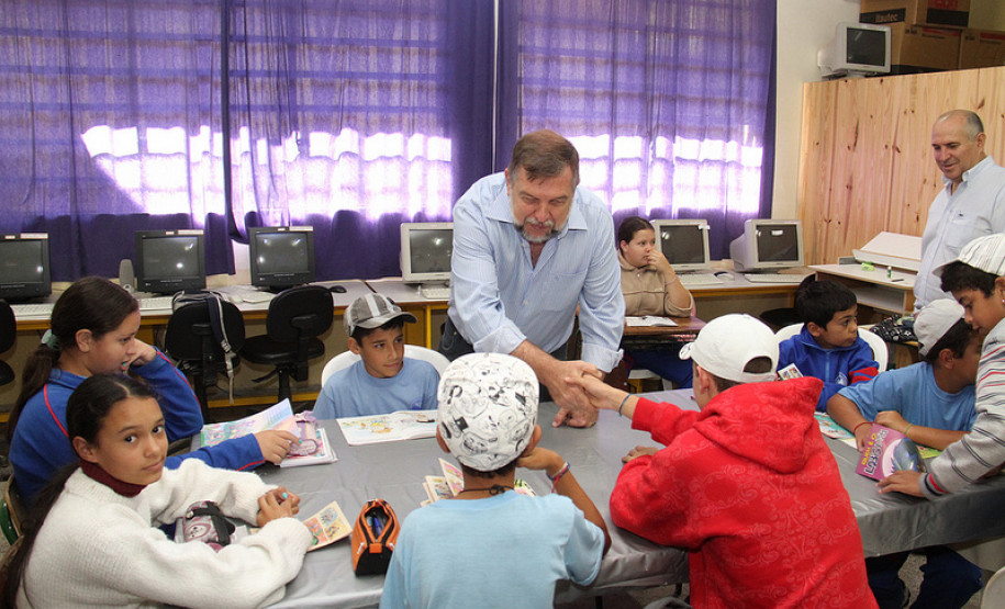 O Colégio Estadual da Lagoa vai passar por reformas e reparos emergenciais. A escola receberá R$ 150 mil por meio do programa de Recursos Descentralizados. Este ano a Secretaria vai repassar recursos diretamente para cerca de 500 escolas fazerem obras descentralizadas. O investimento chegará a R$ 70 milhões.<br />
<br />
Veja mais fotos em: <a href=" http://www.flickr.com/photos/flavioarns/sets/72157633202194133/" target="_blank"> http://www.flickr.com/photos/flavioarns/</a>