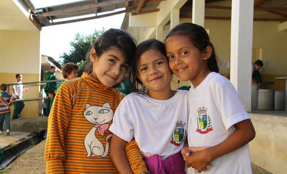 O Colégio Estadual da Lagoa vai passar por reformas e reparos emergenciais. A escola receberá R$ 150 mil por meio do programa de Recursos Descentralizados. Este ano a Secretaria vai repassar recursos diretamente para cerca de 500 escolas fazerem obras descentralizadas. O investimento chegará a R$ 70 milhões.<br />
<br />
Veja mais fotos em: <a href=" http://www.flickr.com/photos/flavioarns/sets/72157633202194133/" target="_blank"> http://www.flickr.com/photos/flavioarns/</a>