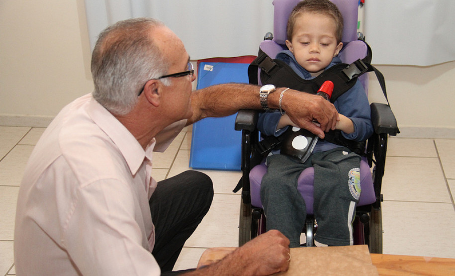 O secretário visitou ainda Associação de Pais e Amigos dos Excepcionais (Apae) do município. Arns ressaltou a importância do trabalho desenvolvido pela entidade na comunidade e anunciou a ampliação das instalações da instituição.<br />
<br />
Veja mais fotos em: <a href=" http://www.flickr.com/photos/flavioarns/sets/72157633201586165/" target="_blank"> http://www.flickr.com/photos/flavioarns/</a>