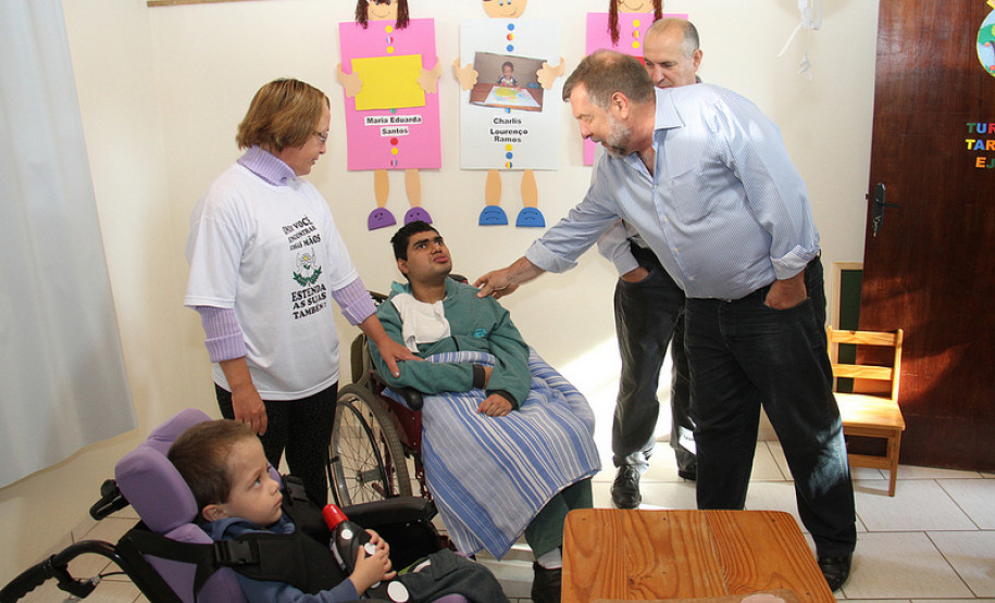 O secretário visitou ainda Associação de Pais e Amigos dos Excepcionais (Apae) do município. Arns ressaltou a importância do trabalho desenvolvido pela entidade na comunidade e anunciou a ampliação das instalações da instituição.<br />
<br />
Veja mais fotos em: <a href=" http://www.flickr.com/photos/flavioarns/sets/72157633201586165/" target="_blank"> http://www.flickr.com/photos/flavioarns/</a>