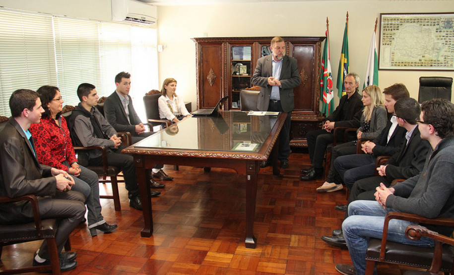 Os alunos, com idade entre 14 e 25 anos, integram o programa de intercâmbio com estudantes franceses e paranaenses para valorização da educação do campo. <br />
<br />
Veja mais fotos em: <a href="link propriamente dito" target="_blank">texto que vai aparecer</a>