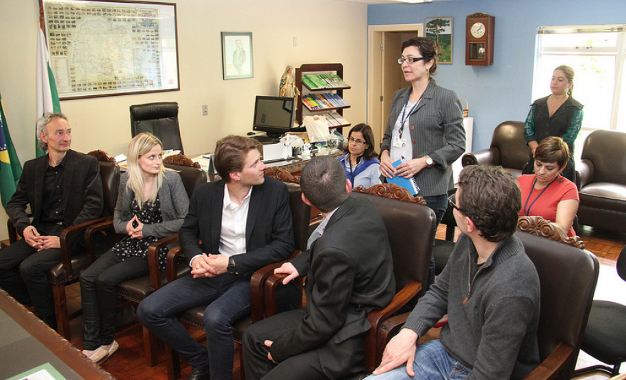 Os alunos, com idade entre 14 e 25 anos, integram o programa de intercâmbio com estudantes franceses e paranaenses para valorização da educação do campo. <br />
<br />
Veja mais fotos em: <a href="link propriamente dito" target="_blank">texto que vai aparecer</a>