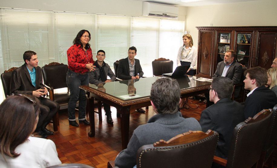 Os alunos, com idade entre 14 e 25 anos, integram o programa de intercâmbio com estudantes franceses e paranaenses para valorização da educação do campo. <br />
<br />
Veja mais fotos em: <a href="link propriamente dito" target="_blank">texto que vai aparecer</a>