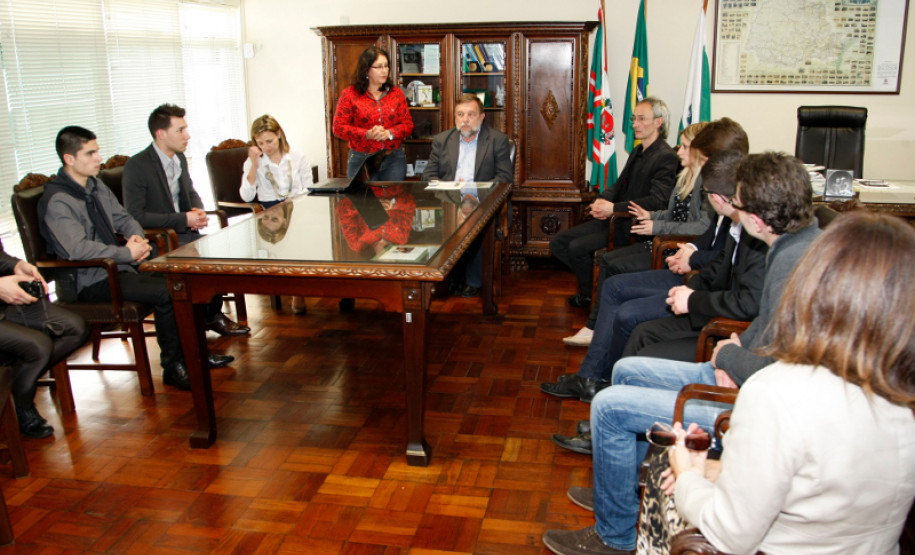 09-04-13 - Curitiba - Secretaria de Educação do Estado do Paraná - visita franceses que ficaram no Paraná.