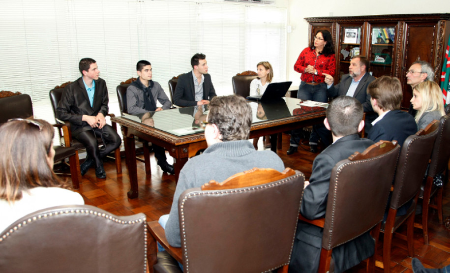 09-04-13 - Curitiba - Secretaria de Educação do Estado do Paraná - visita franceses que ficaram no Paraná.