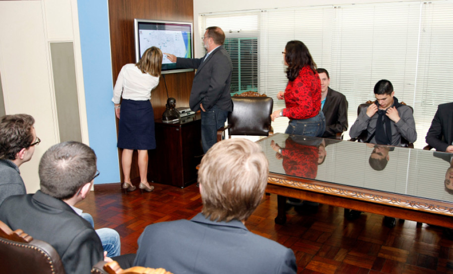 09-04-13 - Curitiba - Secretaria de Educação do Estado do Paraná - visita franceses que ficaram no Paraná.