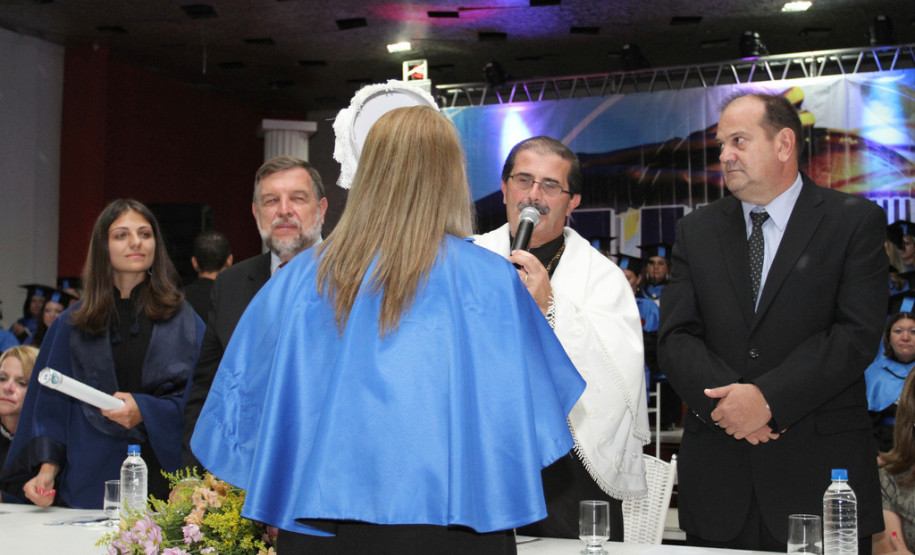 O Governo do Paraná está dando solução definitiva para o drama dos 30 mil professores que há quase uma década esperavam para validar diplomas da Faculdade Vizinhança Vale do Iguaçu (Vizivali).<br />
<br />
Veja mais fotos em: <a href=" http://www.flickr.com/photos/flavioarns/sets/72157633170810214/" target="_blank"> http://www.flickr.com/photos/flavioarns/</a>