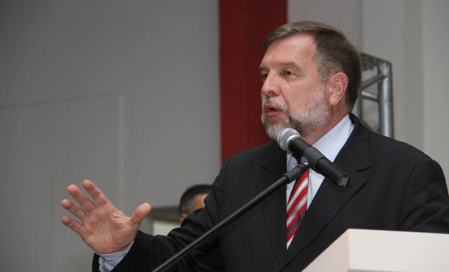 O Governo do Paraná está dando solução definitiva para o drama dos 30 mil professores que há quase uma década esperavam para validar diplomas da Faculdade Vizinhança Vale do Iguaçu (Vizivali).<br />
<br />
Veja mais fotos em: <a href=" http://www.flickr.com/photos/flavioarns/sets/72157633170810214/" target="_blank"> http://www.flickr.com/photos/flavioarns/</a>