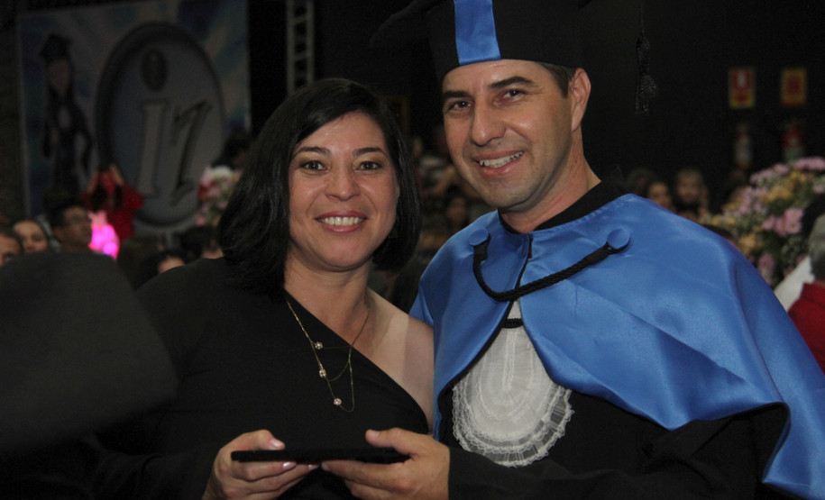 O Governo do Paraná está dando solução definitiva para o drama dos 30 mil professores que há quase uma década esperavam para validar diplomas da Faculdade Vizinhança Vale do Iguaçu (Vizivali).<br />
<br />
Veja mais fotos em: <a href=" http://www.flickr.com/photos/flavioarns/sets/72157633170810214/" target="_blank"> http://www.flickr.com/photos/flavioarns/</a>