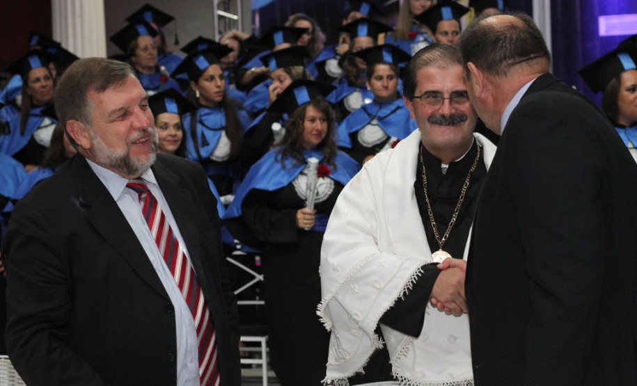 O Governo do Paraná está dando solução definitiva para o drama dos 30 mil professores que há quase uma década esperavam para validar diplomas da Faculdade Vizinhança Vale do Iguaçu (Vizivali).<br />
<br />
Veja mais fotos em: <a href=" http://www.flickr.com/photos/flavioarns/sets/72157633170810214/" target="_blank"> http://www.flickr.com/photos/flavioarns/</a>