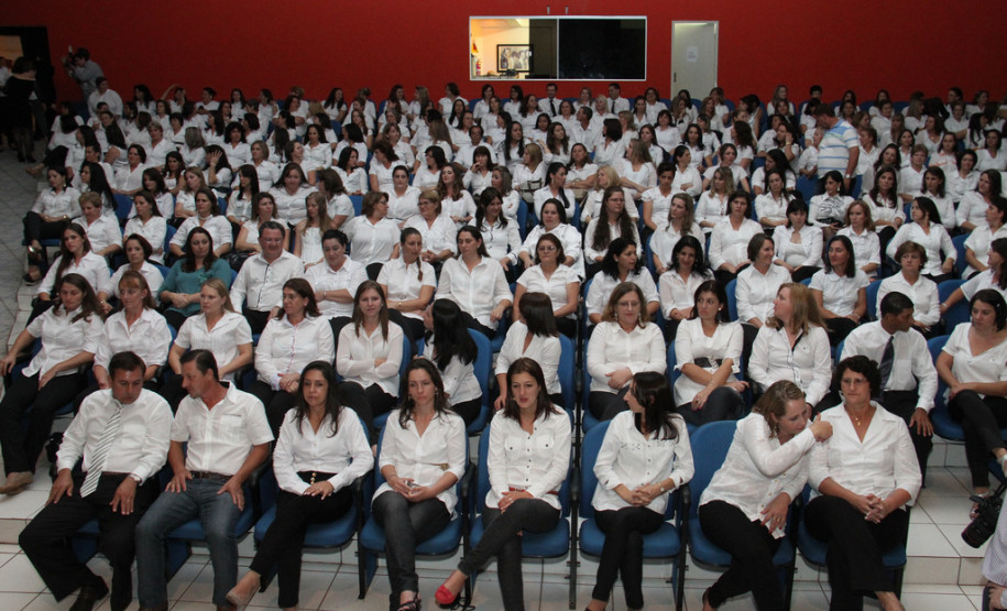 O Governo do Paraná está dando solução definitiva para o drama dos 30 mil professores que há quase uma década esperavam para validar diplomas da Faculdade Vizinhança Vale do Iguaçu (Vizivali).<br />
<br />
Veja mais fotos em: <a href=" http://www.flickr.com/photos/flavioarns/sets/72157633173734771/" target="_blank"> http://www.flickr.com/photos/flavioarns/</a>
