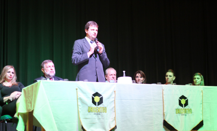 O Governo do Paraná está dando solução definitiva para o drama dos 30 mil professores que há quase uma década esperavam para validar diplomas da Faculdade Vizinhança Vale do Iguaçu (Vizivali).<br />
<br />
Veja mais fotos em: <a href=" http://www.flickr.com/photos/flavioarns/sets/72157633173734771/" target="_blank"> http://www.flickr.com/photos/flavioarns/</a>